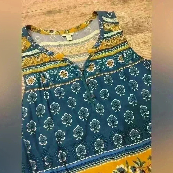 Adorable size L Sonoma flowy work tank with button detail - Picture 2 of 5